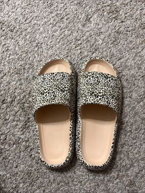 Leopard Print Slide Sandals in Beige/Black